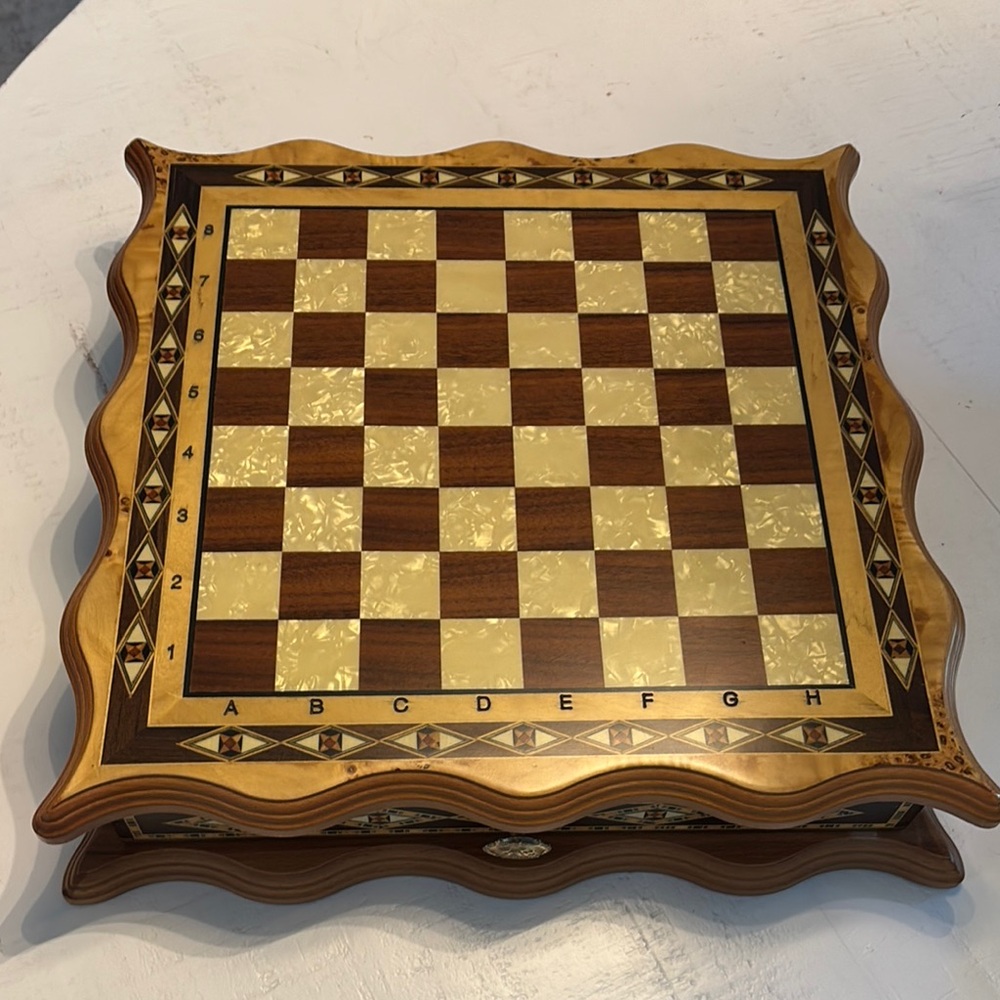 Elegant Brown and Gold Chess Set with Ornate Design